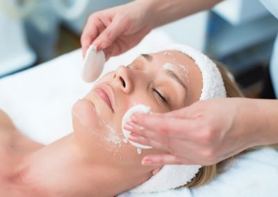 Gezichtsbehandeling Basic 45min. Gezichtsbehandeling Basic 45min.